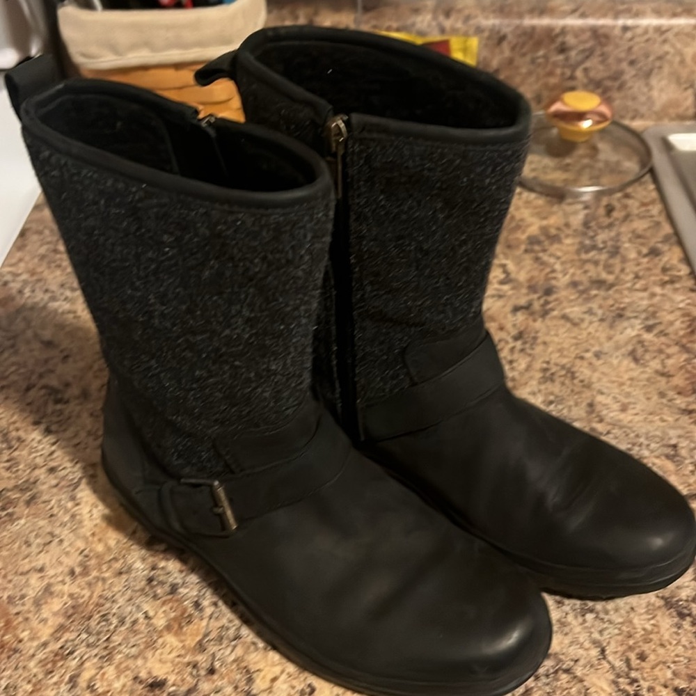 Like New UGG Australia 1017377 Women's Black Leather Robbie Boots Waterproof 6.5